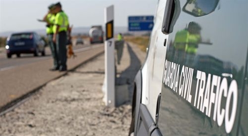 Dos guarcias civiles de tráfico en plena campaña de la DGT